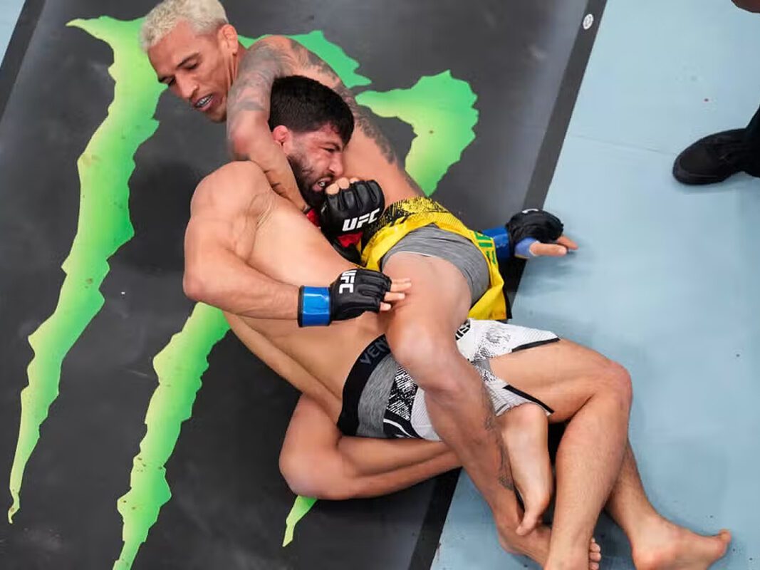 "Pensei que tinha apagado", diz Charles do Bronx sobre Tsarukyan no UFC 300 "Pensei que tinha apagado", diz Charles do Bronx sobre Tsarukyan no UFC 300