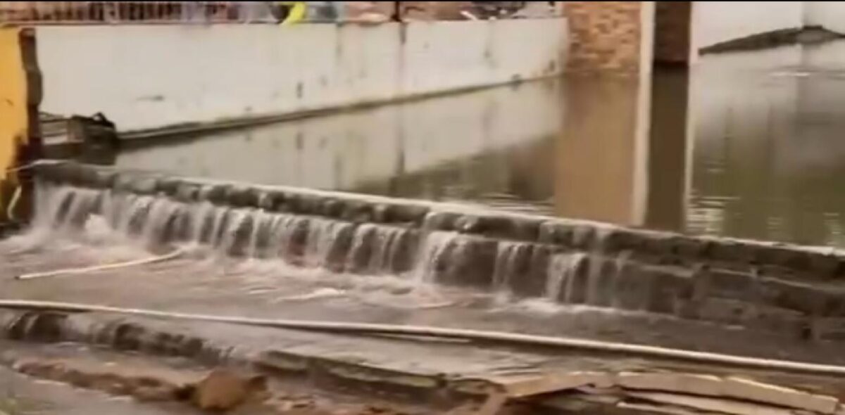 VÍDEO: muro de barragem rompe e água atinge casas no Brejo da Paraíba Parte da estrutura de uma barragem rompeu no Brejo paraibano.