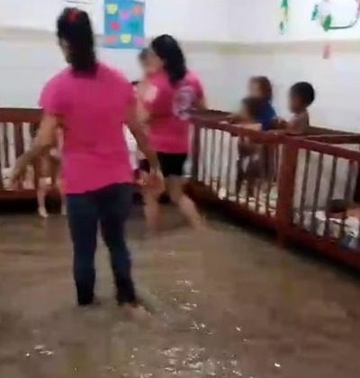 Creche fica alagada após chuvas em Santa Rita e crianças são colocadas em berços creche