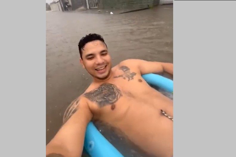 VÍDEO: Morador usa piscina para boiar durante alagamento em ruas de Santa Rita Chuva, Morador,