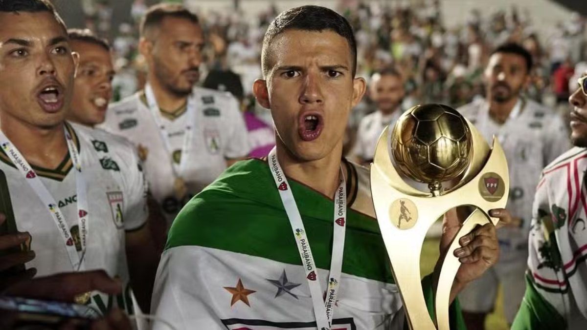 Sousa acerta empréstimo de Estevan para o time Sub-20 do Corinthians; entenda Estevan com a taça de campeão do Paraibano 2024 — Foto: Émerson Marvin/Sousa