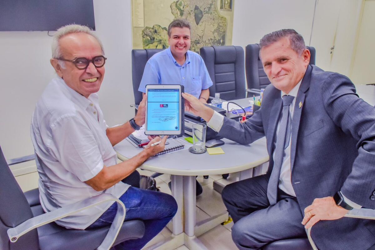 Cícero sanciona lei que proíbe venda e utilização de fogos de artifício com efeitos sonoros em João Pessoa Cícero sanciona lei que proíbe venda e utilização de fogos de artifício com efeitos sonoros em João Pessoa