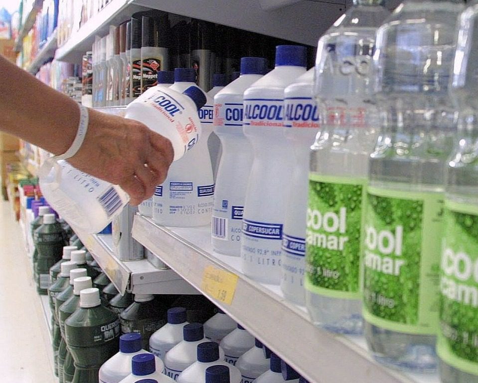 Prestes a ser proibido, álcool 70% 'some' das prateleiras em supermercados de João Pessoa Em todo o Brasil, a venda livre e a doação álcool a 70%, na forma líquida, voltam a ser proibida