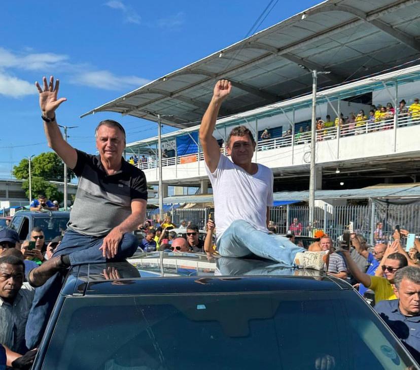 Bolsonaro desembarca em João Pessoa e é recebido por fãs, políticos e seguidores; aeroporto fica lotado Bolsonaro desembarca em João Pessoa e é recebido por fãs, políticos e seguidores; aeroporto fica lotado