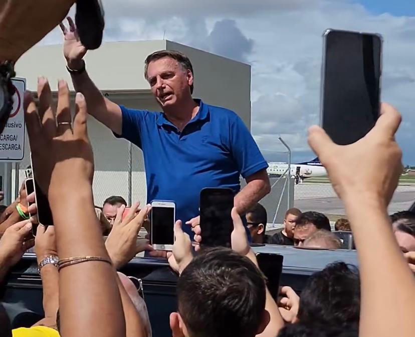 Bolsonaro aponta dedo na cara de Queiroga após confusão em aeroporto: "a culpa é sua" Bolsonaro desembarca em João Pessoa e é recebido por apoiadores no aeroporto Castro Pinto