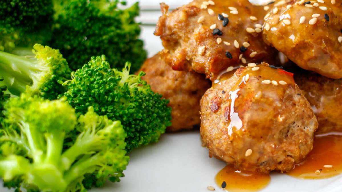 Almôndegas assadas com salada de brócolis Almôndegas assadas com salada de brócolis