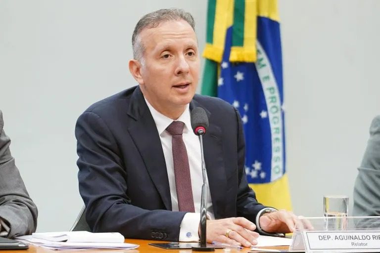 Câmara aprova projeto de lei de autoria de Aguinaldo Ribeiro para endurecer punições contra motoristas sob efeito de álcool ou drogas feliz, deputado federal, Aguinaldo Ribeiro, líder, Maioria no Congresso
