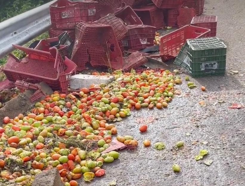 Motorista morre após carreta tombar na Serra de Teixeira; carga é saqueada enquanto vítima pedia socorro Motorista morre após carreta tombar na Serra de Teixeira; carga é saqueada enquanto vítima pedia socorro