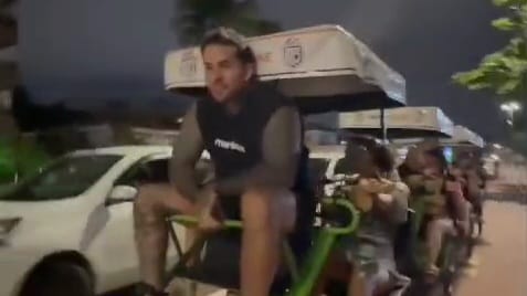 'Arthur, o Urso' e as seis esposas são intimados e devem depor amanhã sobre atos obscenos em praia Influencer 'Arthur O Urso' surge em vídeo com mulheres seminuas e nuas na orla de Joáo Pessoa, na Paraíba.