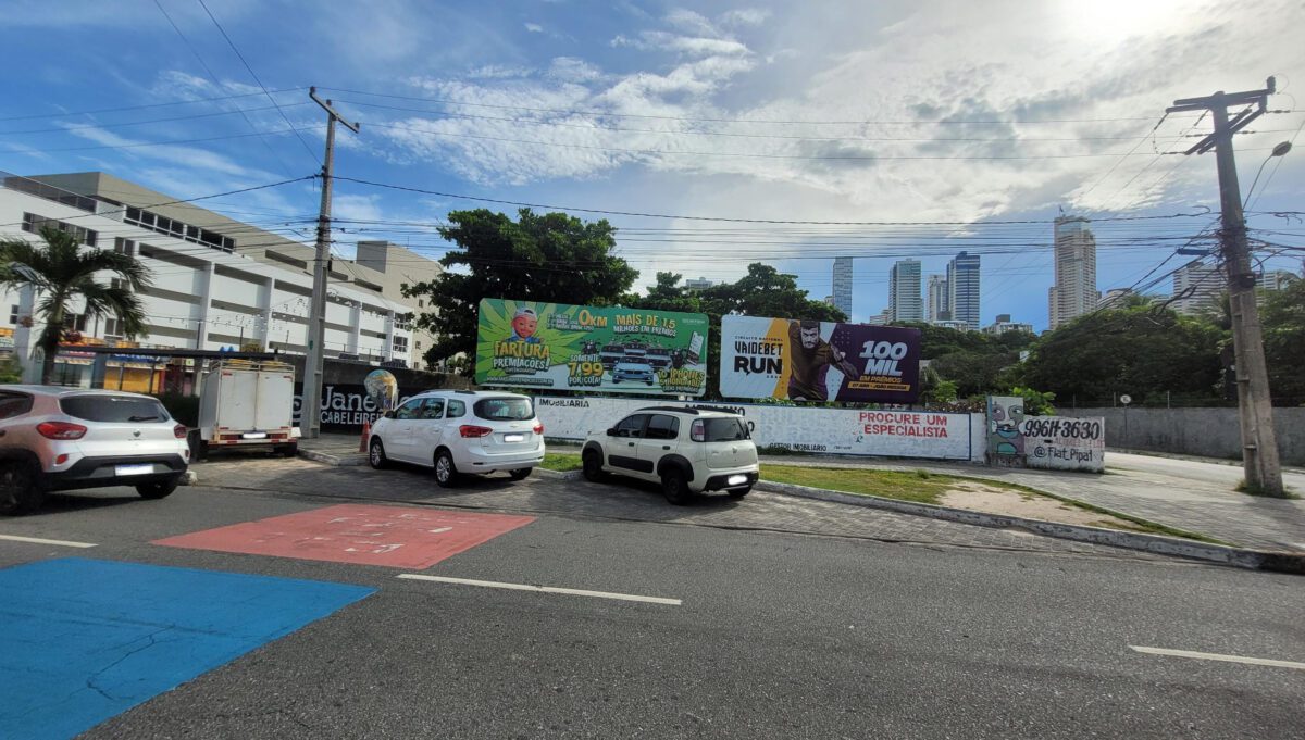 Outdoors podem desmentir tese de que vídeo de influencer com mulheres nuas na orla de João Pessoa é antigo.