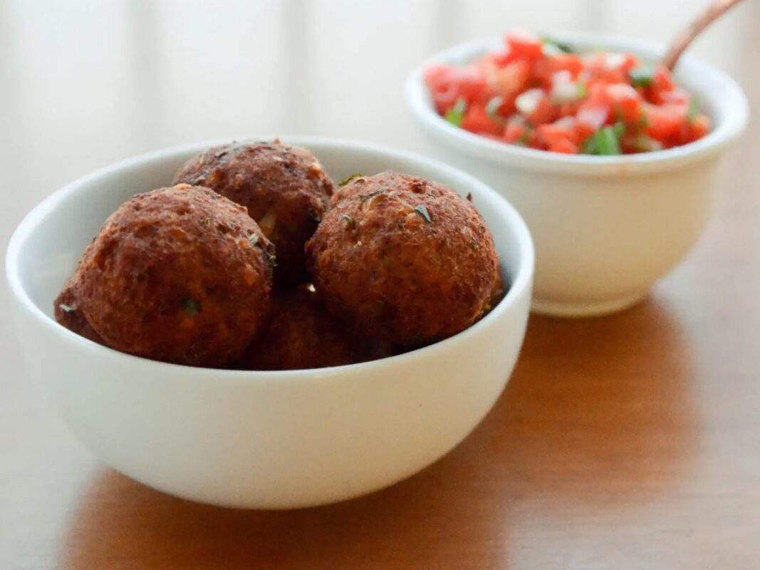 Bolinho de carne moída, macio por dentro e crocante por fora Bolinho de carne moída, macio por dentro e crocante por fora