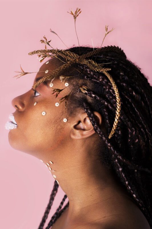Fotógrafa Rafaella Sualdini mostra beleza e essência da mulher negra em exposição no Espaço Cultural O trabalho foi concebido ao longo de dois anos e conta com 19 fotografias