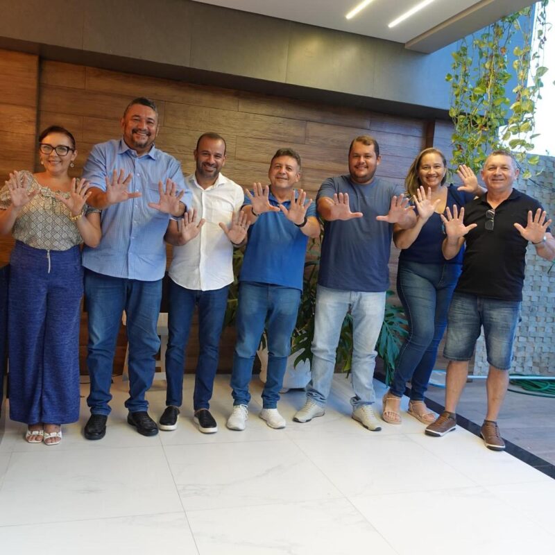 Ex-vereador Emerson de Dona Chica deixa oposição e confirma adesão à pré-candidatura de Henry Lira a prefeito de Santa Luzia Ex-vereador Emerson de Dona Chica deixa oposição e confirma adesão à pré-candidatura de Henry Lira a prefeito de Santa Luzia