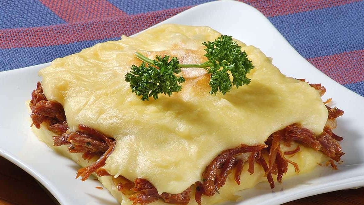Escondidinho de carne de sol, prático e delicioso Escondidinho de carne de sol, prático e delicioso