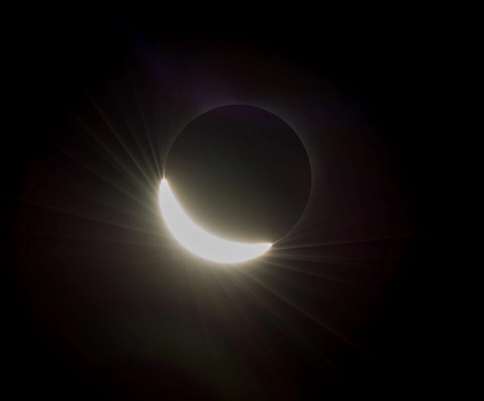 Eclipse total acontece hoje em vários lugares no mundo; saiba como acompanhar da Paraíba Eclipse poderá ser visto presencialmente em países da América Central e América do Norte. No Brasil só será possível acompanhar pela internet.