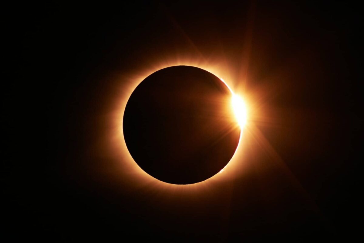 Eclipse total promete fazer 'dia virar noite' em vários lugares no mundo: e na Paraíba? Eclipse poderá ser visto na América do Norte.