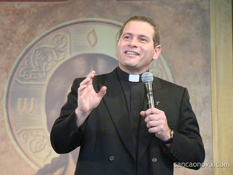 Padre Alexandre Paciolli é preso por importunação sexual e estupro no Ceará Padre Alexandre Paciolli é preso por importunação sexual e estupro no Ceará