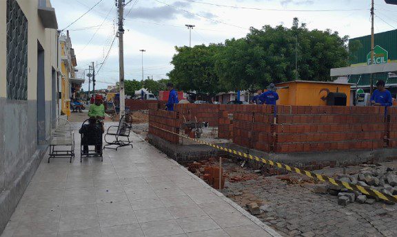 Juiz manda prefeitura parar construção de quiosques que bloqueou rua em Santa Luzia Juiz, rua, Santa Luzia