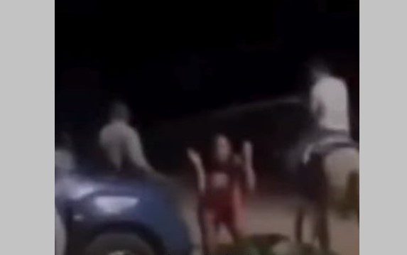 Homem montado em cavalo tenta laçar policial durante abordagem; veja vídeo homem, cavalo, laçar, policial militar