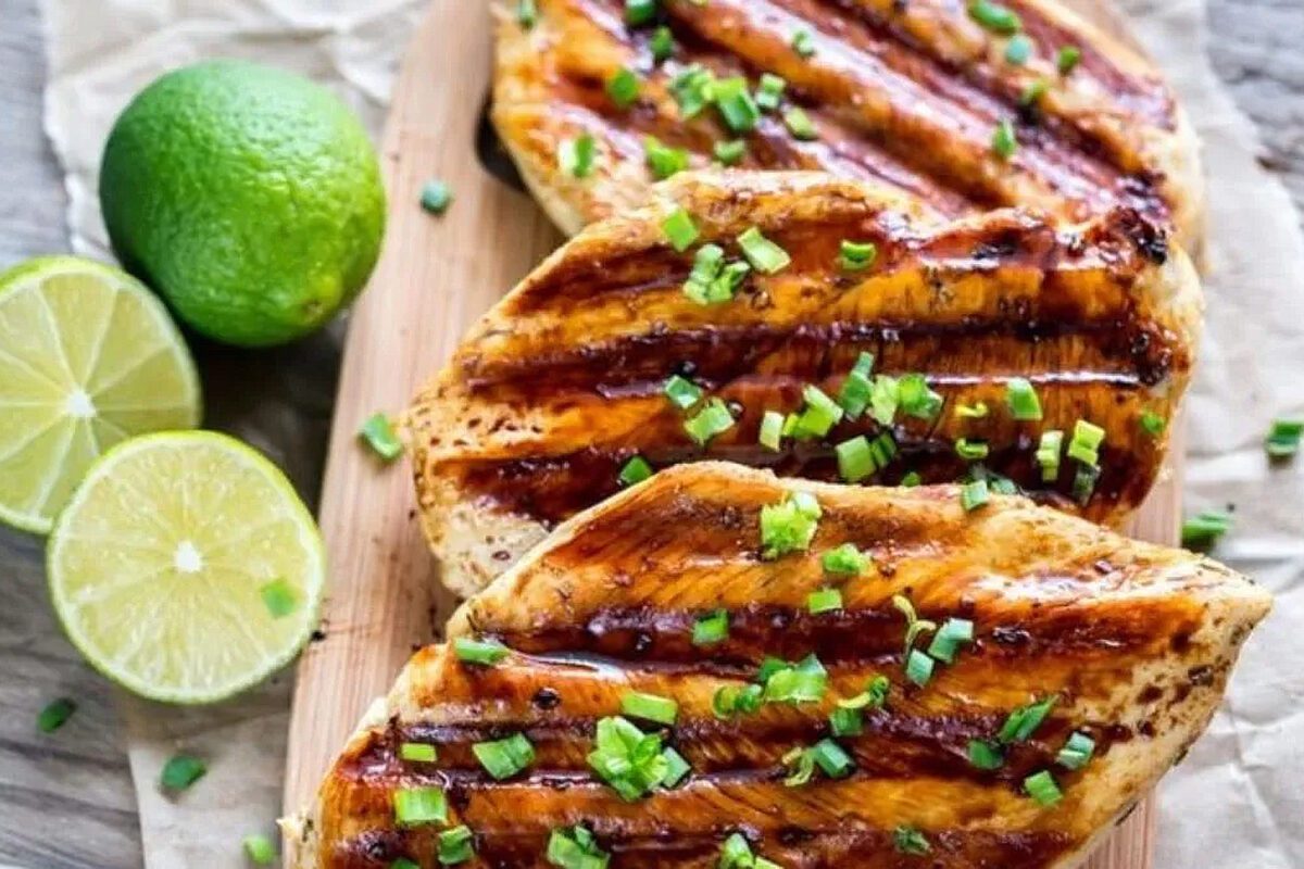 Filé de frango grelhado com legumes e molho de mostarda e iogurte Filé de frango grelhado com legumes e molho de mostarda e iogurte