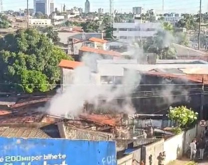 Incêndio atinge casa no bairro do Rangel; mulher fica ferida Incêndio em casa no bairro do Rangel.