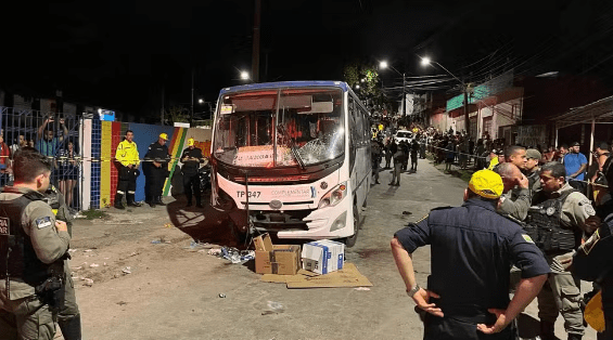 Sobe para 7 número de mortos após micro-ônibus atropelar fiéis em procissão no Grande Recife; acidente deixou 26 feridos Sobe para 7 número de mortos após micro-ônibus atropelar fiéis em procissão no Grande Recife; acidente deixou 26 feridos