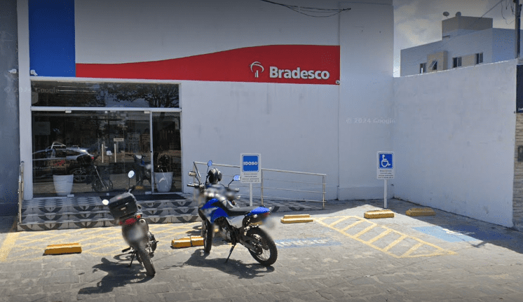 Bandidos abrem buraco na parede de banco para roubar no bairro do Valentina, em João Pessoa Bandidos