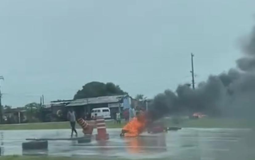 Manifestantes fecham BR-101 entre Paraíba e Pernambuco após derrubada de construções nas margens da rodovia em Caaporã Manifestantes fecham BR-101 entre Paraíba e Pernambuco após derrubada de construções nas margens da rodovia em Caaporã