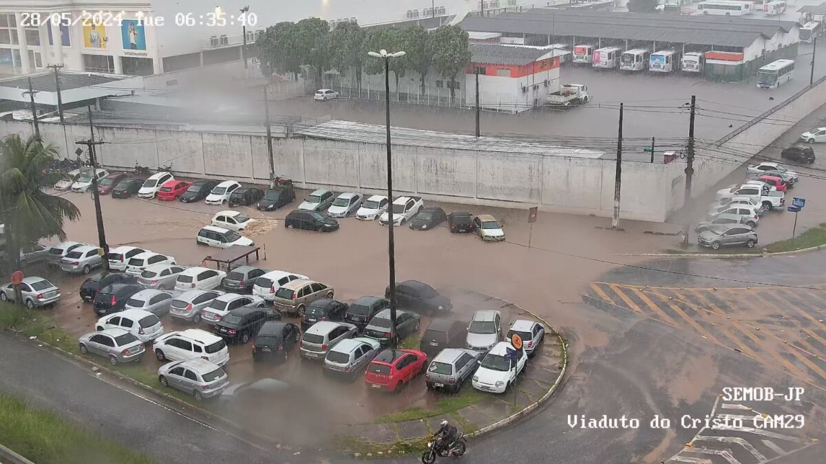 FOTOS e VÍDEOS: com fortes chuvas, João Pessoa registra diversos pontos de alagamento e trânsito lento Bairros de João Pessoa registram até 89 milímetros de chuva em 12 horas; saiba onde mais choveu