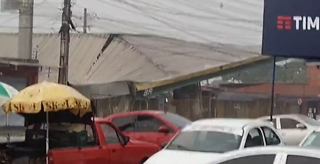 Teto de posto de combustíveis desaba após fortes chuvas em João Pessoa Teto de posto caiu em João Pessoa.