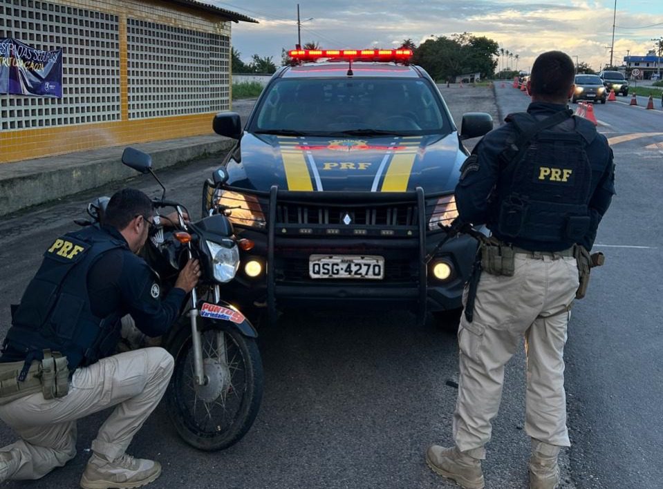 PRF apreende veículo roubado em Pernambuco com placa adulterada na Paraíba Durante os procedimentos padrão, foi identificada divergência em seus elementos identificadores.