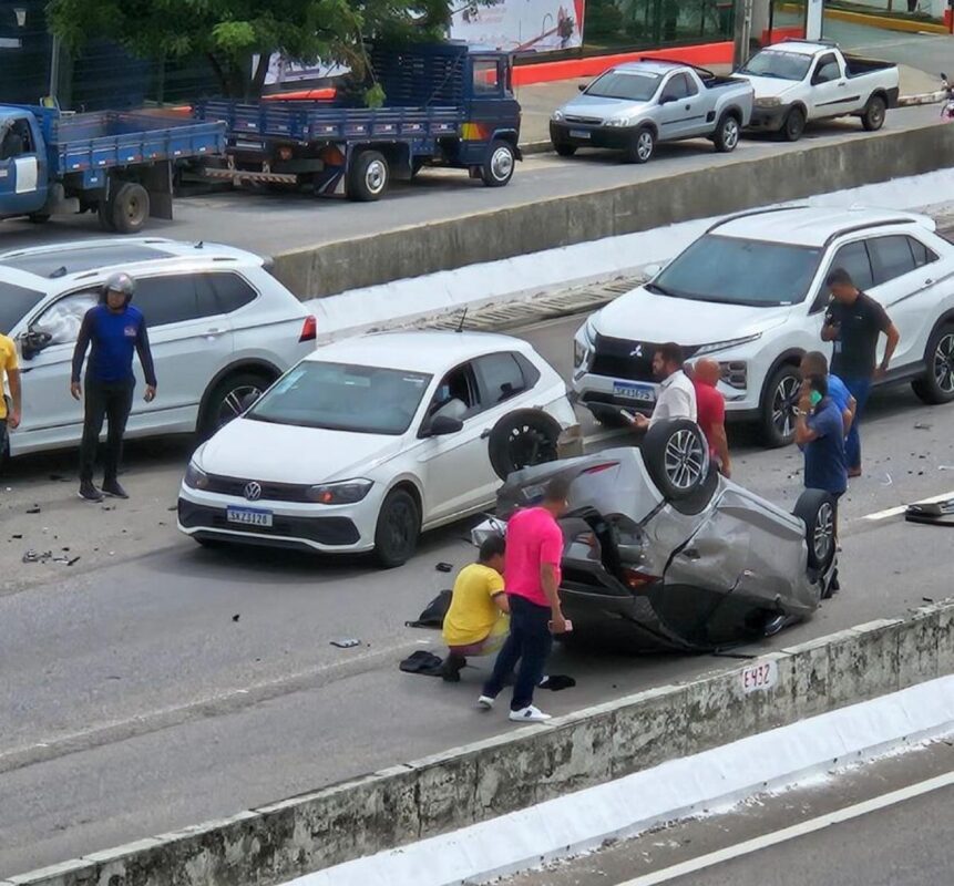 Carro capota em viaduto em Cabedelo e vítima fica presa entre as ferragens Capotamento ocorreu em Intermares
