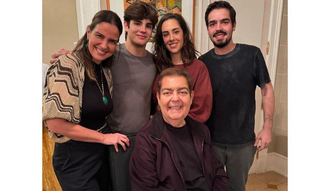 Faustão participa de aniversário do filho e posa com a família em primeira aparição após transplante Faustão, família, transplante, aparição pública
