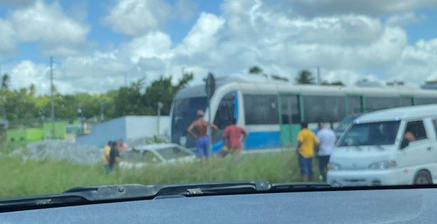 Motorista tenta atravessar cruzamento e carro é atingido por trem em João Pessoa Motorista tenta atravessar cruzamento e carro é atingido por trem em João Pessoa