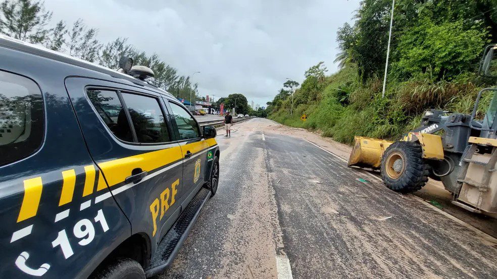 Congestionamento de 6 km 'congela' trânsito na BR-230, em João Pessoa Congestionamento, obras da barreira do Castelo Branco na BR-230