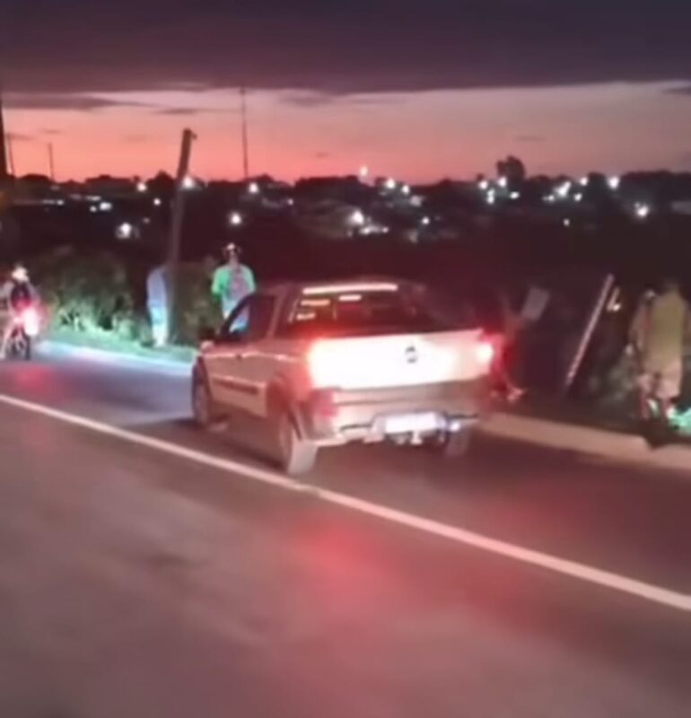 Caminhão tomba e carga de refrigerantes é saqueada na BR-230, em Santa Rita Caminhão, BR-230, Carga