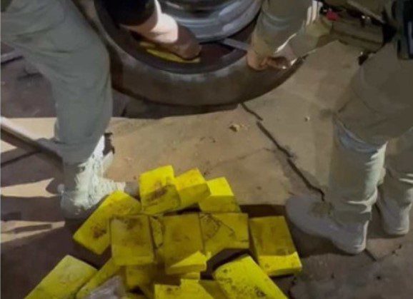 PRF prende motorista com 52 quilos de cocaína em caminhão com doações para Rio Grande do Sul PRF, apreensão, drogas, cocaína, crack, prisão, motorista, caminhão