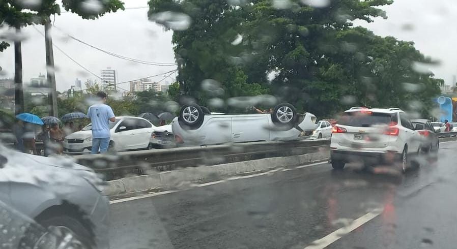 Chuvas: carro capota na BR-230 e deixa trânsito lento em João Pessoa Trecho BR-230 com engarrafamento.