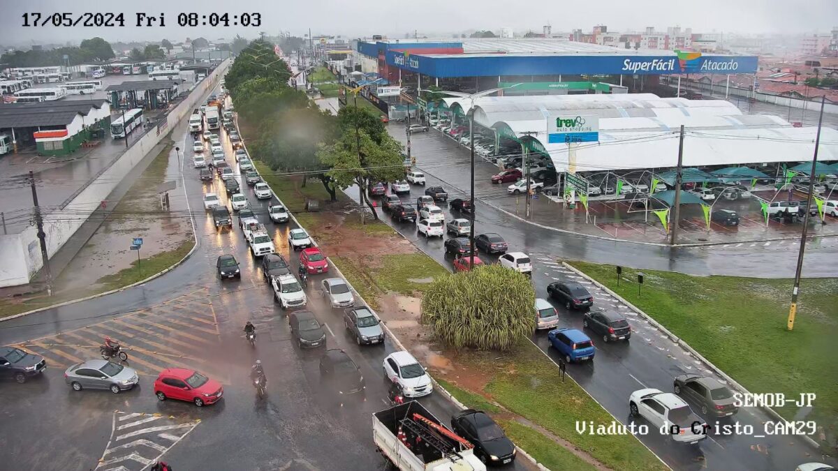 Vias da Grande João Pessoa registram acúmulo de água e trânsito lento após fortes chuvas