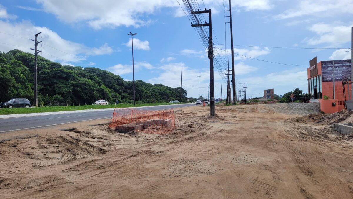 Sem trabalhadores: obras de triplicação da BR-230 têm aspecto de paralisação na Grande João Pessoa Obra de triplicação da BR-230, em Cabedelo. (foto: Joaquim Neto/ClickPB)