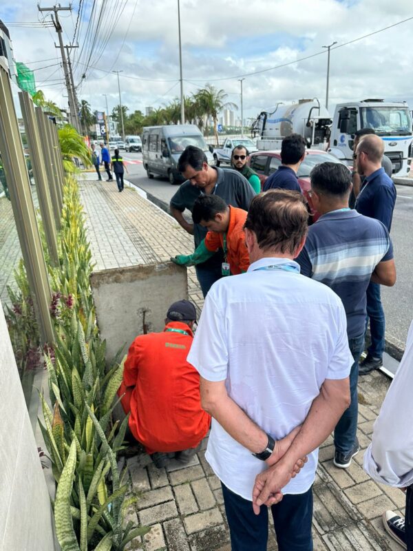 Bar do Cuscuz e quiosques são multados em R$ 50 mil por lançar esgoto na Orla de João Pessoa