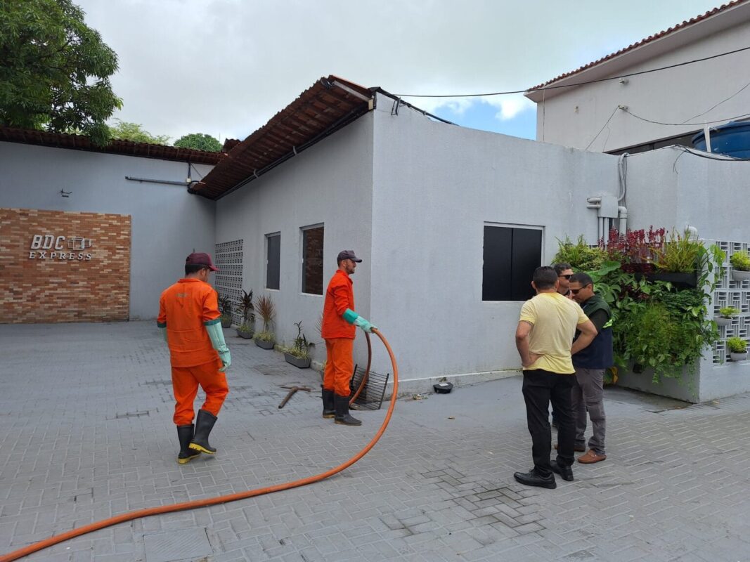 Bar do Cuscuz é flagrado com ligação clandestina de esgoto para o mar do Cabo Branco e pode ser interditado Bar do Cuscuz é flagrado com ligação clandestina de esgoto para o mar do Cabo Branco e pode ser interditado