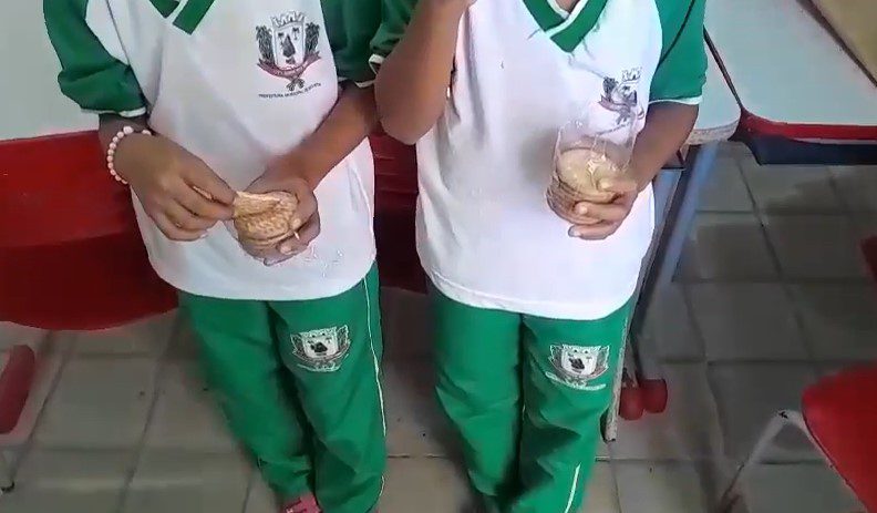 Pais denunciam que alunos comem bolacha com água na merenda em escola pública de Santa Rita Pais, Bolacha, Água