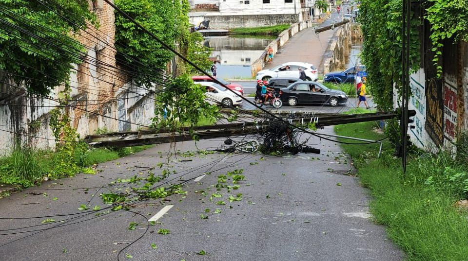 Poste cai e deixa trânsito lento na região central de João Pessoa poste