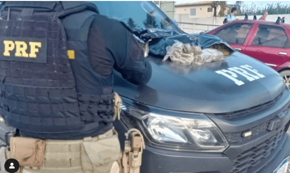 Polícia Rodoviária flagra veículo transportando mais de R$ 35 mil em drogas na BR-230 em Santa Rita Polícia Rodoviária flagra veículo transportando mais de R$ 35 mil em drogas na BR-230 em Santa Rita
