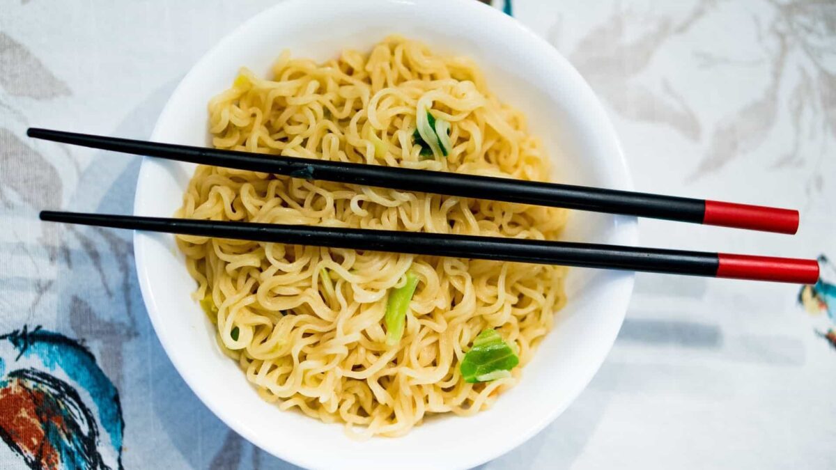 Comer macarrão instantâneo faz mal à saúde? Comer macarrão instantâneo faz mal à saúde?