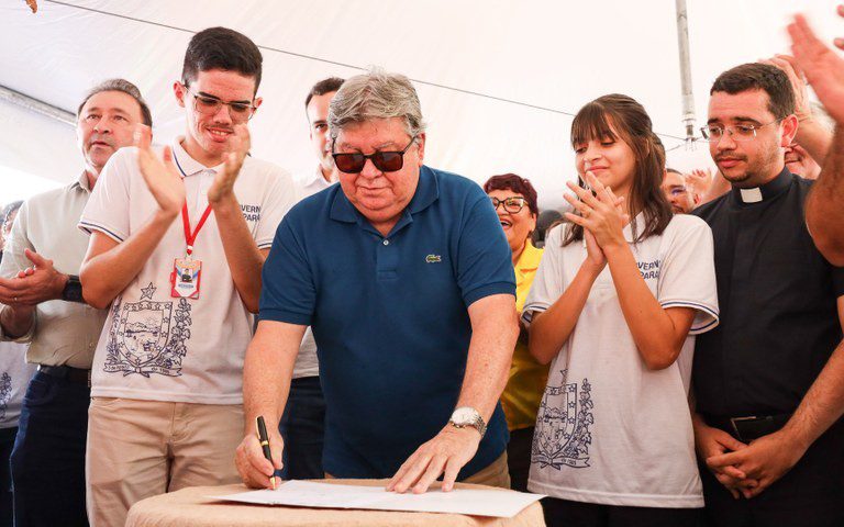 Governador entrega sistemas de abastecimento em Santa Cecília e Umbuzeiro; investimento de R$ 11 milhões Governador, João Azevêdo