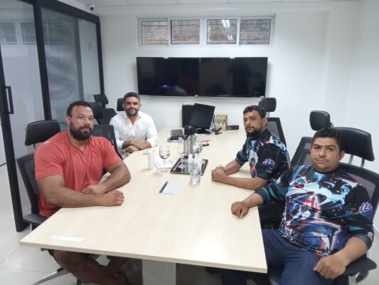 Encontro entre motoboys e professor de Educaçao Física.