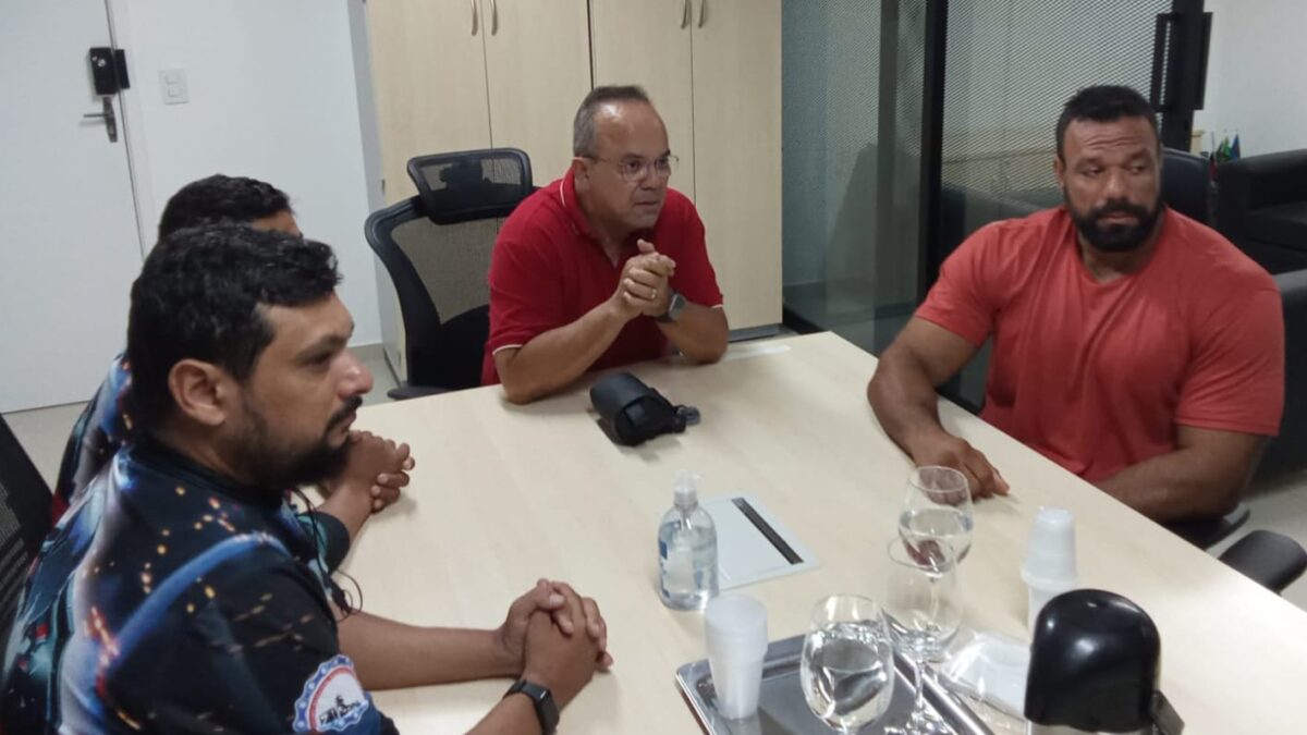 VÍDEO: motoboys e dono de academia 'selam a paz' em encontro na sede do Gaeco em João Pessoa Encontro entre professor de educação física, dono de academia, e motoboys ocorreu nesta sexta-feira (03).