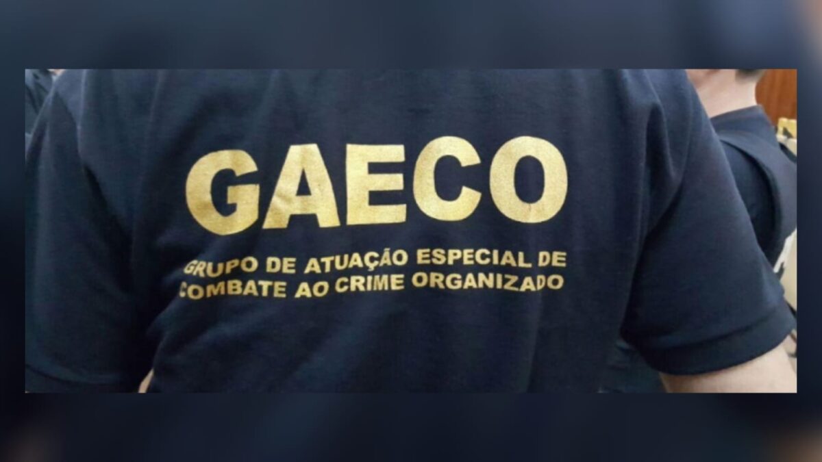 Polícia e Gaeco encontram armas em casa de prefeito durante 'operação rastreio' e gestor é levado à delegacia gaeco prefeito